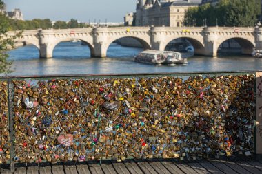  Paris, Fransa - Pont des Arts. Asma köprüde kilitler seviyorum. Paris'te Seine Nehri geçerek bir yaya köprüsü Passerelle des Arts olduğunu
