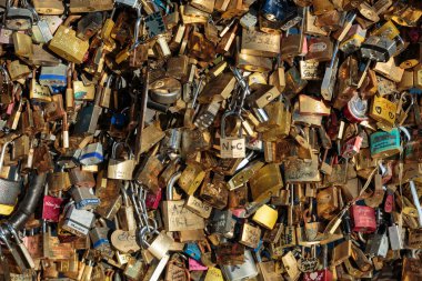 Paris, Fransa - Pont des Arts. Asma köprüde kilitler seviyorum. Paris'te Seine Nehri geçerek bir yaya köprüsü Passerelle des Arts olduğunu