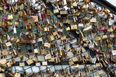 Paris, Fransa - Pont des Arts. Asma köprüde kilitler seviyorum. Paris'te Seine Nehri geçerek bir yaya köprüsü Passerelle des Arts olduğunu