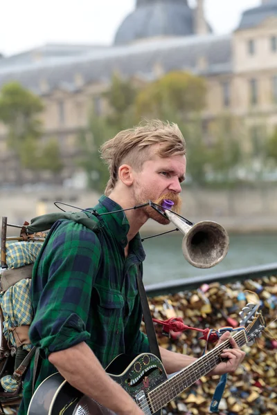 A street musician busker entertain public on Pont des Arts in Paris, France — Stock Photo, Image