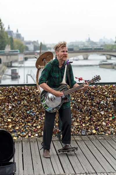 Un músico callejero entretiene al público en Pont des Arts en París, Francia — Foto de Stock