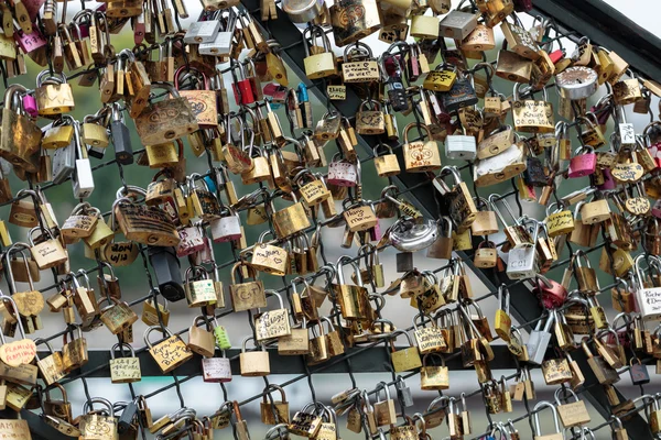Paris, France - Pont   des Arts. Love padlocks on the bridge.   Passerelle des Arts is a pedestrian bridge in Paris which crosses the River Seine — Stock Photo, Image