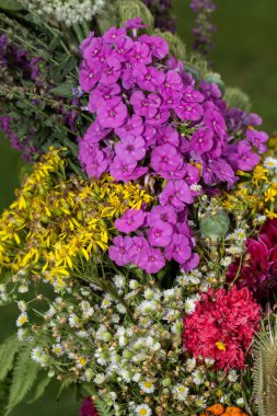 el yapımı güzel buketler çiçek ve otlar