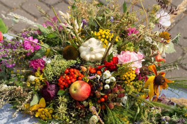 el yapımı güzel buketler çiçek ve otlar