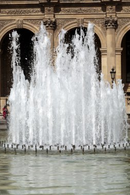 Paris - Louvre binasının mimari parçalar. Louvre Müzesi dünya çapında en büyük ve en çok ziyaret edilen müzelerinden biridir. 