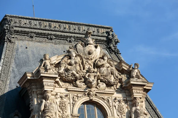 Paris - Musée du Louvre. Le Louvre est l'un des plus grands musées au monde, recevant plus de 8 millions de visiteurs chaque année. . — Photo