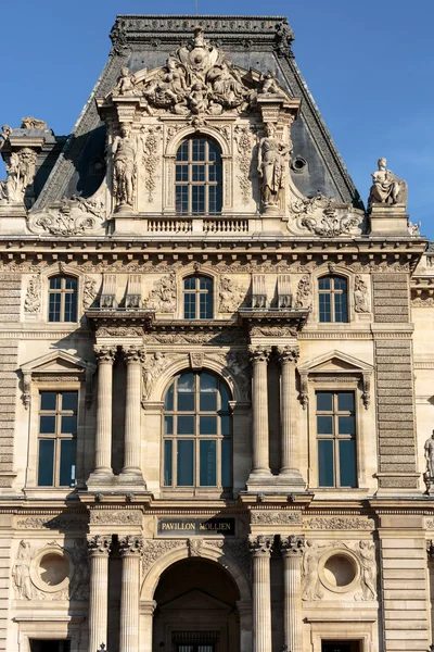 Paris - das Museum für Raster. Das Louvre ist eines der größten Museen der Welt und wird jährlich von mehr als 8 Millionen Besuchern besucht.. — Stockfoto