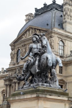 Paris - Louvre binasının mimari parçalar. Louvre Müzesi dünya çapında en büyük ve en çok ziyaret edilen müzelerinden biridir. 