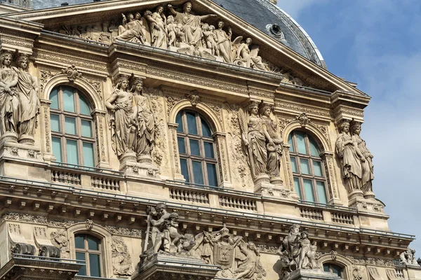 París - Fragmentos arquitectónicos del edificio del Louvre. Museo del Louvre es uno de los museos más grandes y visitados en todo el mundo . —  Fotos de Stock