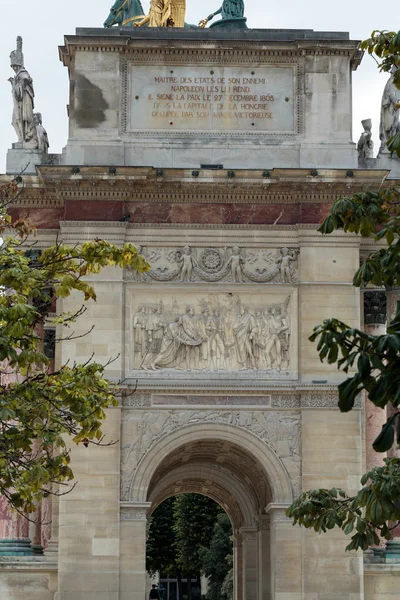 Paris - Arco do Triunfo (Arco do Triunfo do Carrossel) nas Tulherias. Jardim das Tulherias - jardim público localizado entre Louvre e Concorde Place. Foi inaugurado em 1667. Paris, França — Fotografia de Stock