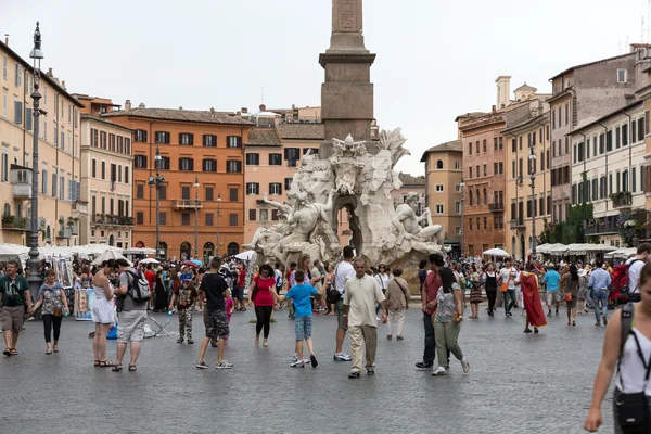 Brunnen der vier Flüsse mit ägyptischem Obelisk, in der Mitte der Piazza Navona. romisch — Stockfoto