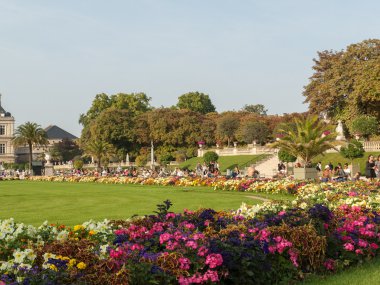 İnsanlar güneşli günü Lüksemburg Bahçesi Paris zevk. Lüksemburg sarayıdır Fransız Senatosu'nun resmi konutu.