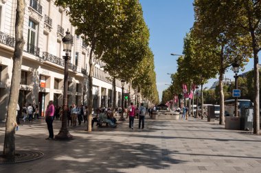 Champs-Elysees Paris en ünlü avenue ve mağazalar, kafeler ve restoranlarla doludur. Paris Fransa