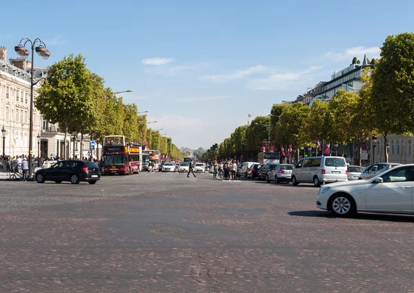 A Champs-Élysées, Párizs leghíresebb sugárútja és üzletek, kávézók és éttermek tele. Párizs Franciaország — Stock Fotó