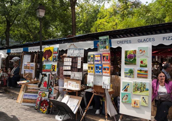 París - Mercado de artistas al aire libre en la Plaza Tertre (Place du Tertre) en Montmartre — Foto de Stock