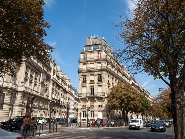 Homlokzati tipikus ház, erkéllyel, Paris, Franciaország — Stock Fotó