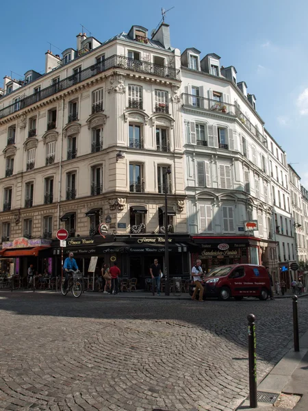 : Fachada de casa típica com varanda em Paris, França — Fotografia de Stock