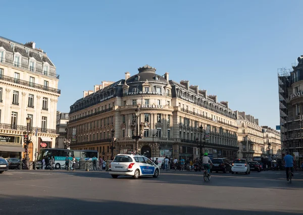 パリ、フランスのバルコニーと典型的な家の街角 — ストック写真