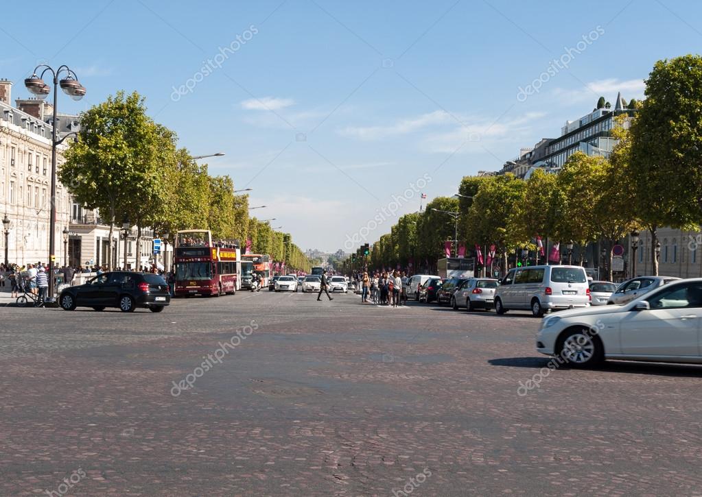 Los Campos Elíseos la avenida más famosa de París y está llena de