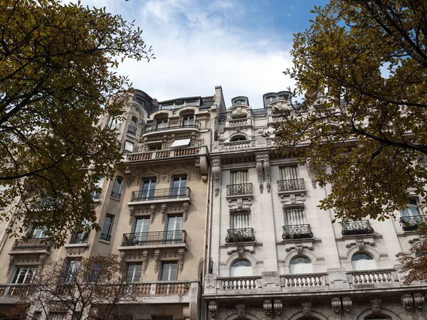 Фасад типичного дома с балконом в Париже, Франция — стоковое фото