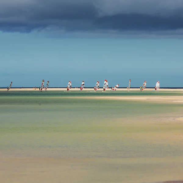 Windsurf en la playa de Costa Calma .Fuerteventura, Islas Canarias. España — Foto de Stock