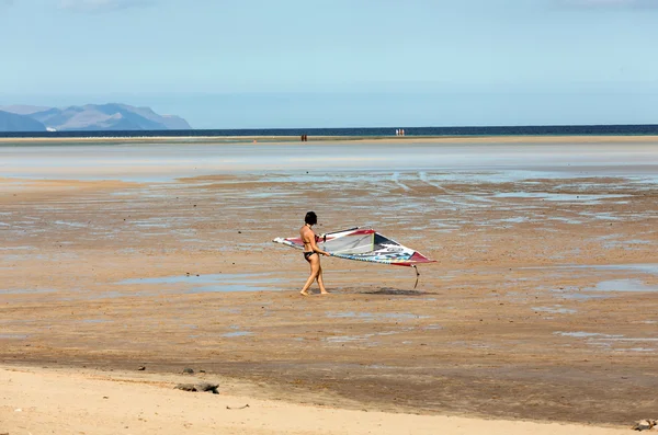 Windsurfen op het strand van Costa Calma. Fuerteventura, Canarische eilanden. Spanje — Stockfoto