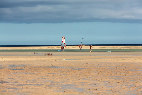 Windsurfen op het strand van Costa Calma. Fuerteventura, Canarische eilanden. Spanje — Stockfoto