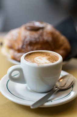 Kahve Tablo kruvasan ile