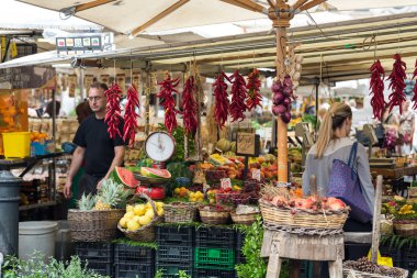 Taze meyve ve sebze Campo de Fiori, Merkezi Roma'nın ünlü açık pazarı Satılık