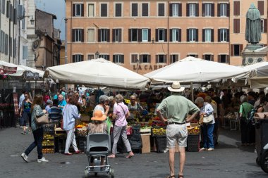 Taze meyve ve sebze Campo de Fiori, Merkezi Roma'nın ünlü açık pazarı Satılık