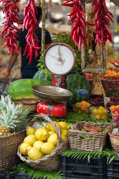 Świeże owoce i warzywa na sprzedaż w Campo de Fiori, słynnego odkrytego targu w centrum Rzymu — Zdjęcie stockowe