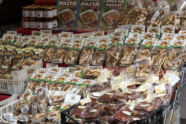 Förpackning med färgglada och brun pasta på marknaden Campo dei Fiori i Rom — Stockfoto