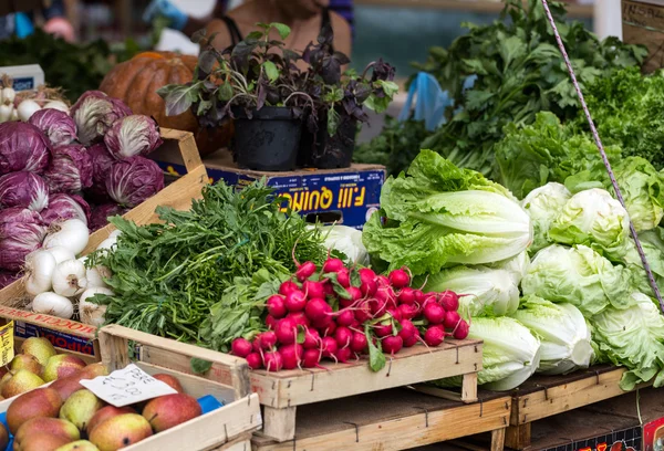 Świeże owoce i warzywa na sprzedaż w Campo de Fiori — Zdjęcie stockowe