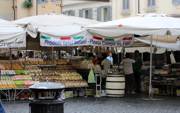 Świeże owoce i warzywa na sprzedaż w Campo de Fiori — Zdjęcie stockowe