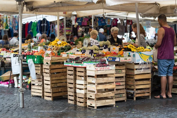 Świeże owoce i warzywa na sprzedaż w Campo de Fiori — Zdjęcie stockowe