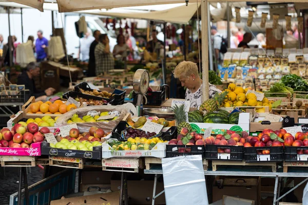 Verse groenten en fruit te koop in Campo de Fiori — Stockfoto