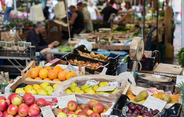 Frutas y hortalizas frescas en venta en Campo de Fiori — Foto de Stock