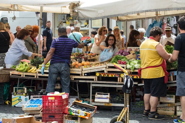 Frutta e verdura fresca in vendita a Campo de Fiori, famoso mercato all'aperto nel centro di Roma — Foto Stock