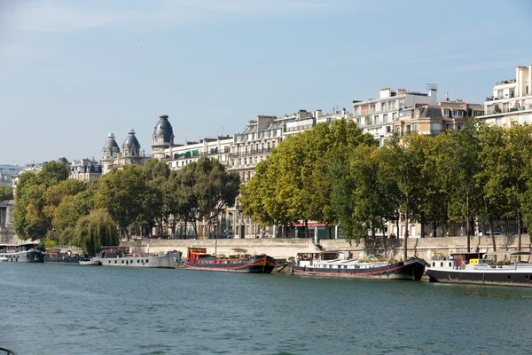 Berühmte Seine-Kai in Paris mit Kähnen an Sommertagen. Paris — Stockfoto