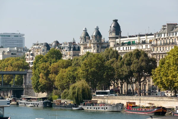 Famosa banchina della Senna a Parigi con chiatte nella giornata estiva. Parigi. , — Foto Stock