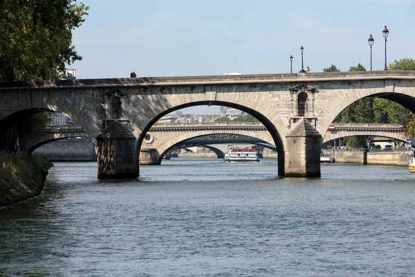 Paris'te Seine Nehri eski ayakta köprü pont Neuf olduğunu — Stok fotoğraf
