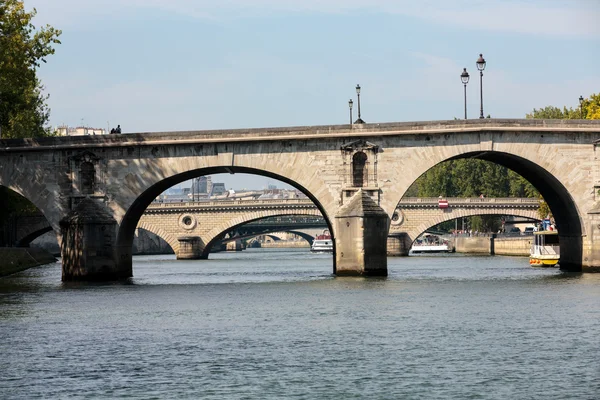 O pont Neuf é a ponte de pé mais antiga do outro lado do rio Sena em Paris — Fotografia de Stock