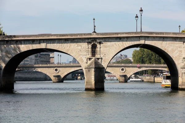 Paris'te Seine Nehri eski ayakta köprü pont Neuf olduğunu — Stok fotoğraf