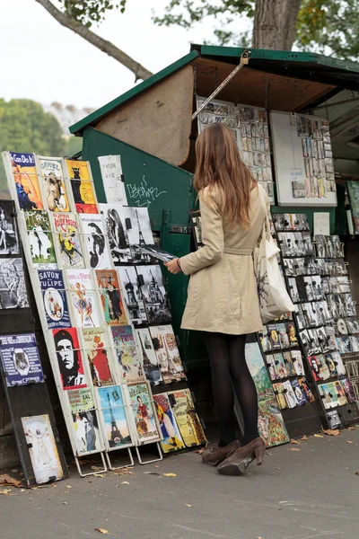 París - Mercado de libros de segunda mano en el muelle del río Sena cerca de la catedral Notre Dame de Paris Se basa en el siglo 16 . — Foto de Stock