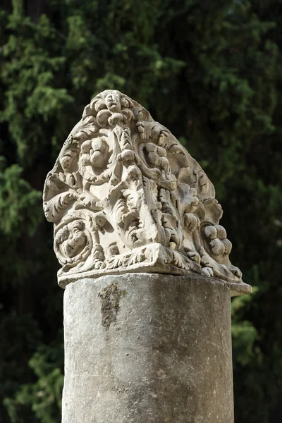 Древнеримская колонна в руинах бань Диоклетиана в Риме — стоковое фото