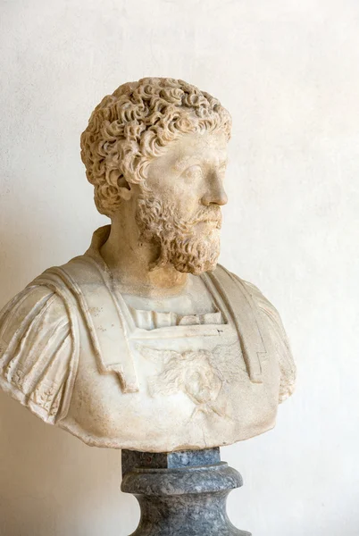 Busto antigo do homem nas termas de Diocleciano em Roma. Itália — Fotografia de Stock