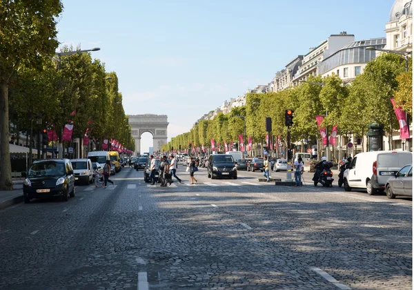 Nejslavnější avenue Paris Champs-Elysees a je plné obchodů, kaváren a restaurací. Paříž — Stock fotografie