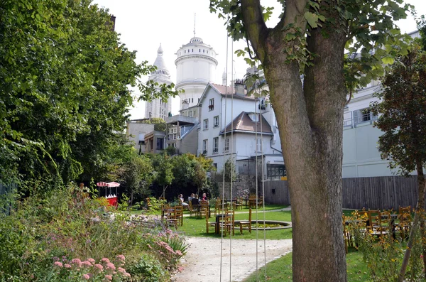 Parigi - giardini dedicati ad Auguste Renoir circondano il Museo di Montmartre — Foto Stock