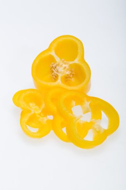 beyaz arkaplanda izole edilmiş tatlı biber