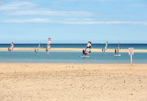 Windsurfen op het strand van Costa Calma. Fuerteventura, Canarische eilanden. Spanje — Stockfoto